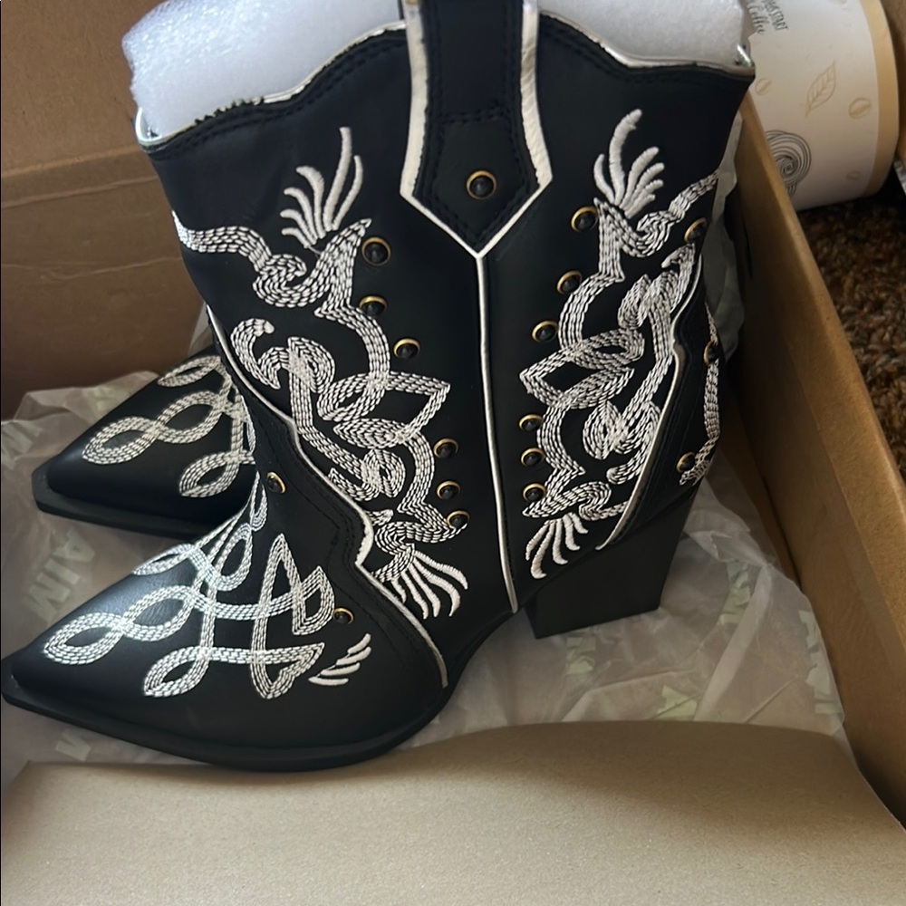 MIA Black Boots with White Embroidery - Picture 3 of 12